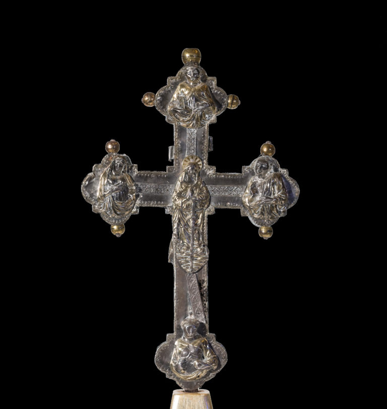 Croce in argento sbalzato e inciso (l.2)